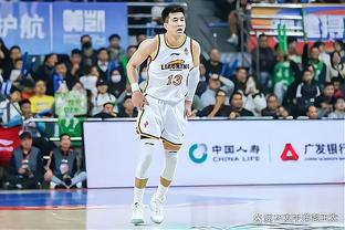 阿方索-戴维斯现身NBA尼克斯主场！晒19号专属球衣！